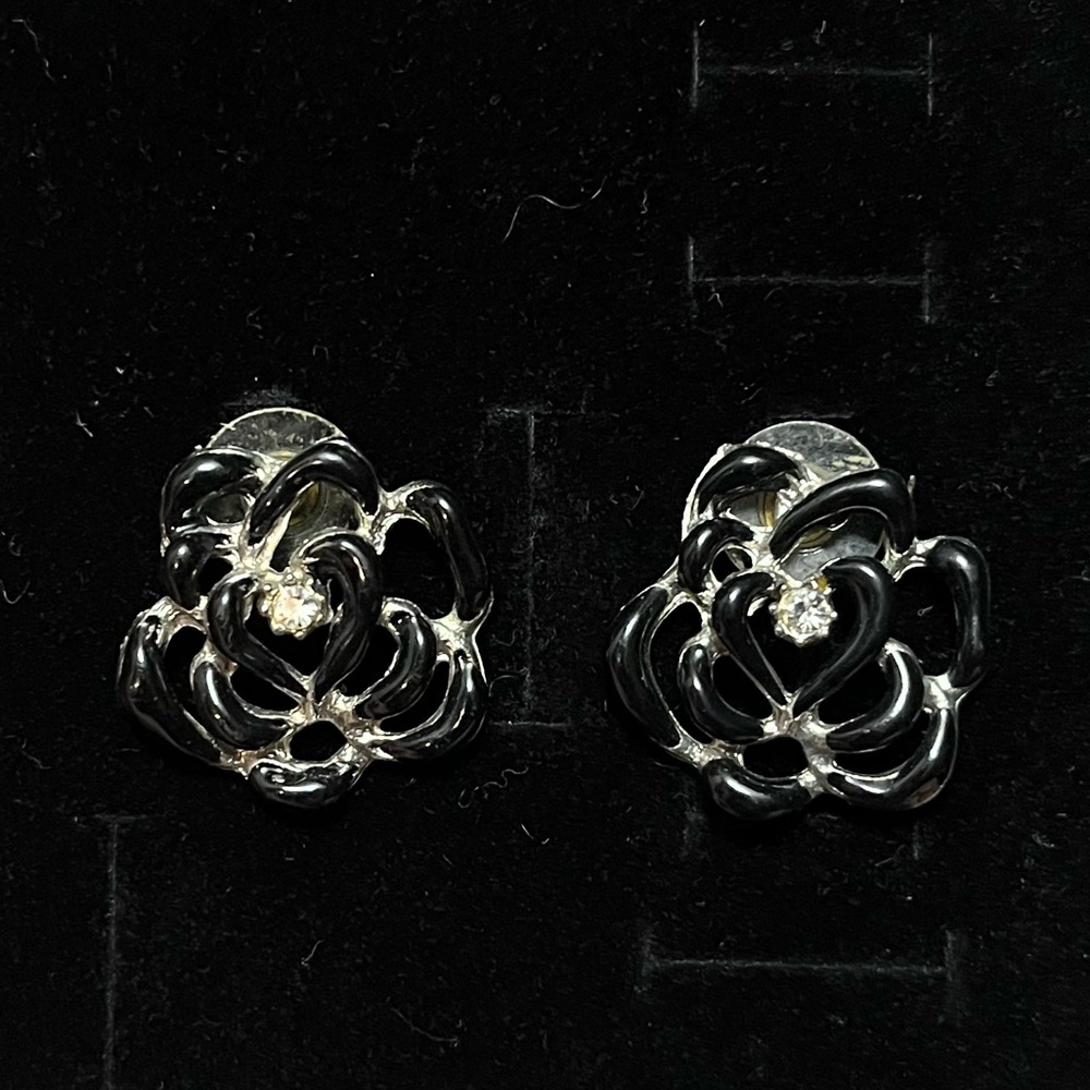 Flower stud earrings